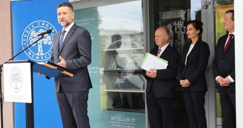 NA FAKULTETU HRVATSKIH STUDIJA U ZAGREBU Svečano otvorena izložba umjetničkih fotografija 'Hrvatska u srcu Europe'