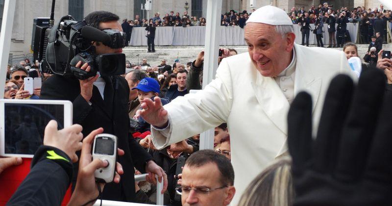 POZVAO OSTALE DA SE PRIDRUŽE INICIJATIVI Papa donirao milijun eura za pomoć pogođenima koronakrizom