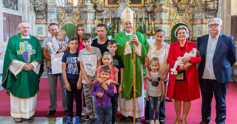 OVO JE PRIZOR KOJI SE DANAS RIJETKO VIĐA! Biskup krstio deseto dijete obitelji Horvat