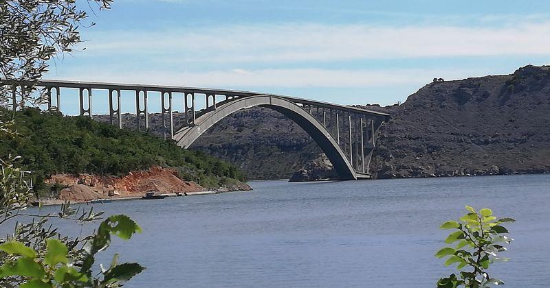 SLAVLJE NA KRČKOM MOSTU Građani se okupili i otvorili pjenušac zbog prestanka naplate mostarine