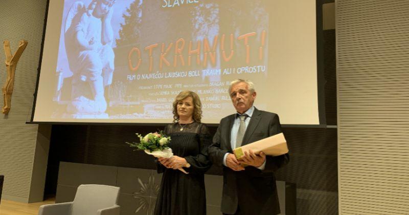 (VIDEO) PREDSTAVLJEN FILM 'OTKRHNUTI' Emocionalne priče roditelja o gubitku svoje djece u agresiji na Hrvatsku