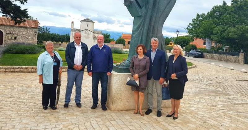 (FOTO) PRVI PUT U KRALJEVSKOM GRADU, ALI NE I POSLJEDNJI Američki veleposlanik u RH posjetio Nin