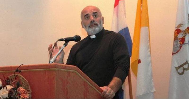 PATER IKE MANDURIĆ O SREDNJEM PRSTU: Feministice ovih dana pokazuju srednjak pogrešnom 'baji', dok onaj nasilni i dalje smije po svome