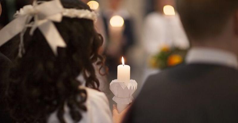 (FOTO) TRENUTAK KOJI NIKOGA NE MOŽE OSTAVITI RAVNODUŠNIM Fotograf snimio dirljiv prizor na prvoj Svetoj pričesti