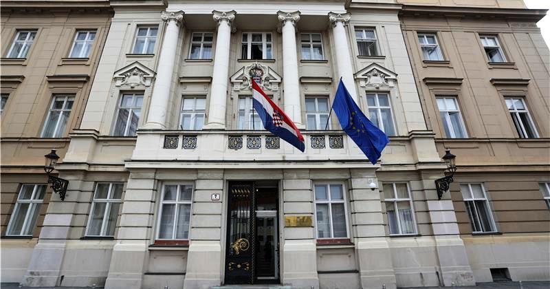 POČELI SU IZBORI ZA 10. SAZIV HRVATSKOG SABORA Biračima se preporučuje da stave zaštitnu masku i ponesu vlastitu kemijsku olovku