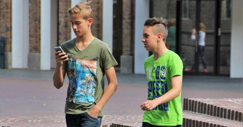 NEOBIČNA ODLUKA U JAPANU Prva zabrana istodobnog hodanja i gledanja u mobitel u svijetu