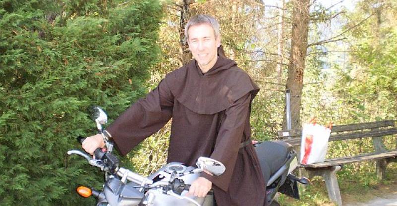 RIJEČI NAŠEG KARMELIĆANA DIRNUT ĆE SVAKO SRCE KOJE KUCA ZA DOMOVINU 'Sveto pismo kaže 'gdje ti je blago, ondje će ti biti i srce''