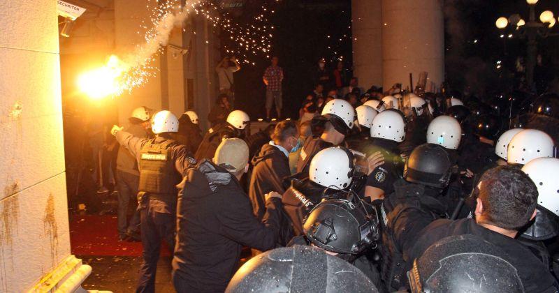 (VIDEO) KAOS U BEOGRADU Policija suzavcem, konjima i psima potisnula prosvjednike iz središta