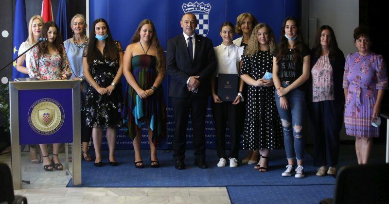 (VIDEO) POGLEDAJTE OVAJ PONOS HRVATSKE Srednjoškolci nagrađeni za najbolje priče o Domovinskom ratu