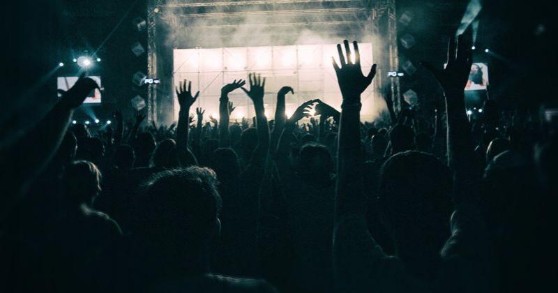 RADE MASOVNE ZABAVE I IGNORIRAJU PRAVILA Lakomislena mladež potpiruje širenje koronavirusa