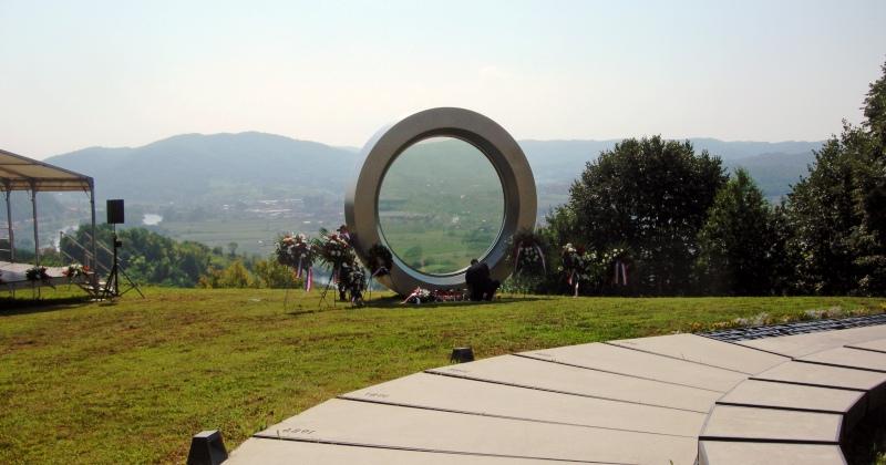 SVOJOM KAMEROM PRONOSIO JE ISTINU O DOMOVINSKOM RATU Na Čukuru kod Hrvatske Kostajnice odana počast snimatelju Gordanu Ledereru