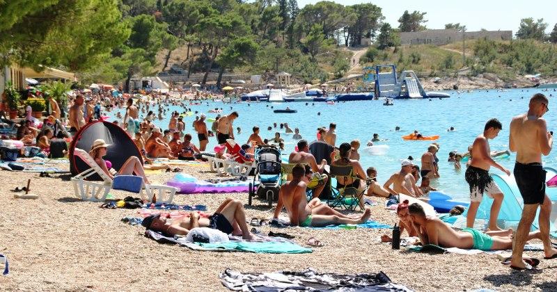 'TURISTI OPREZ: U HRVATSKOJ BROJ NOVOOBOLJELIH SKOČIO DO NEBA' Slovenski mediji upozoravaju na povećan unos zaraza iz Hrvatske