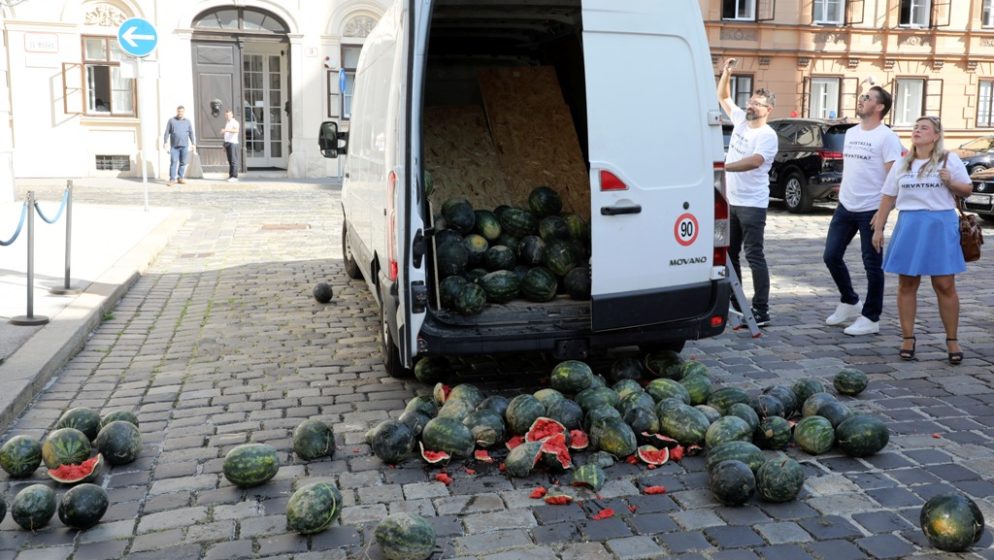 UMJESTO  DA PODIJELI NARODU Sinčić prosuo lubenice pred Banske dvore
