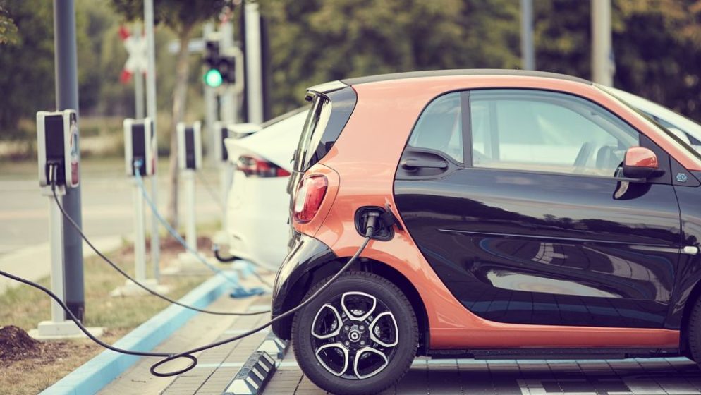 Prosječni novi automobil u Europskoj uniji trošit će 2030. godine u prosjeku 2 l/100 km goriva!