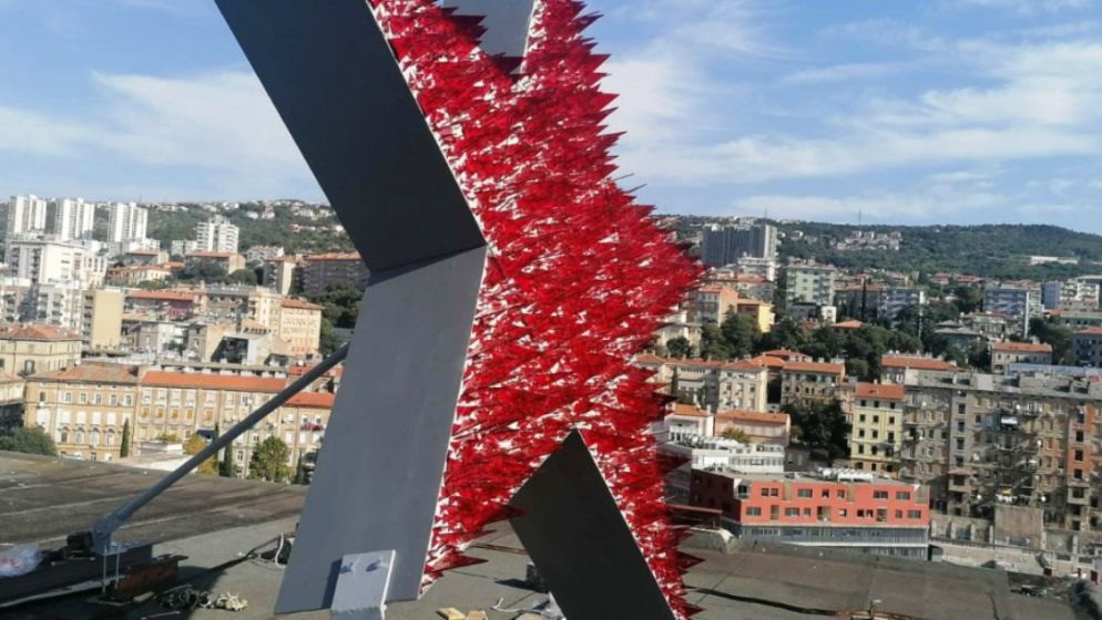Postavljena umjetnička instalacija ‘Spomenik crvenoj Rijeci- samoobrambeni spomenik’