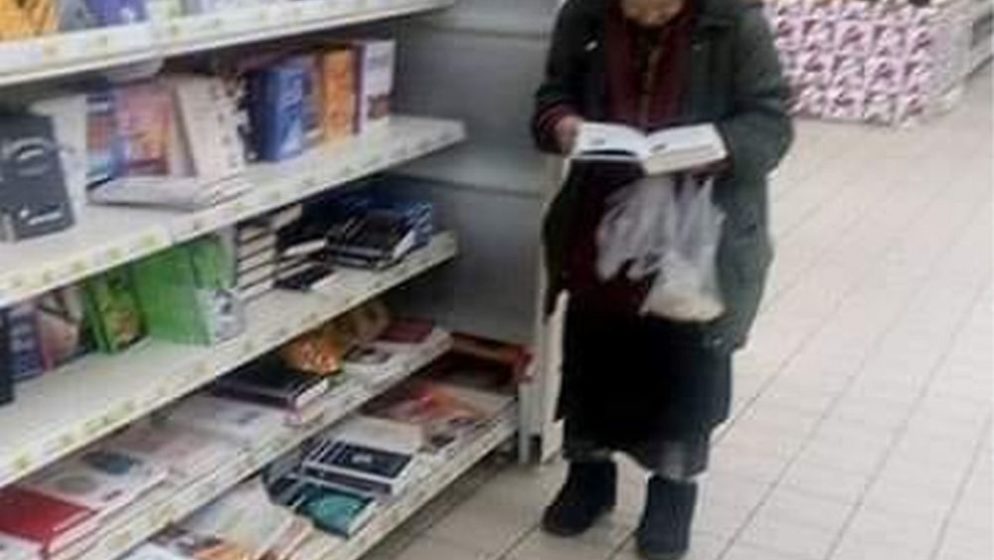 (FOTO) Ova beskućnica se svaki dan satima zadržava u trgovini čitajući knjige. Upravitelj je to primijetio pa napravio ovo…