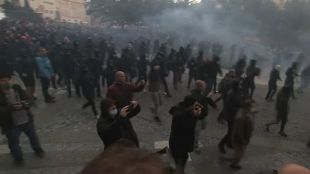 Češki ministar zdravstva usred lockdowna snimljen kako s ekipom izlazi iz restorana koji je trebao biti zatvoren!