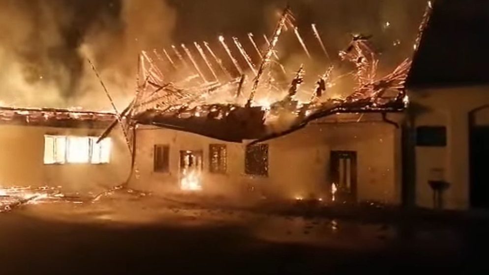 (VIDEO) Veliki požar u svetištu Majke Božje Bistričke! Bazilika i Crkva na otvorenom obranjeni, izgorjele gospodarske zgrade