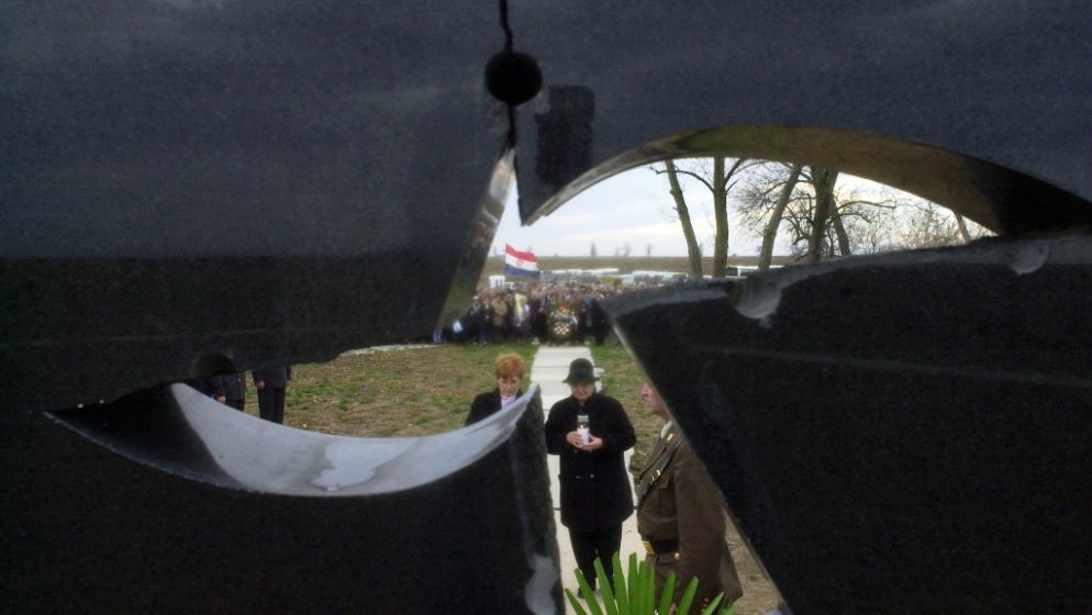 Policija uhićuje osumnjičene za zločin na Ovčari