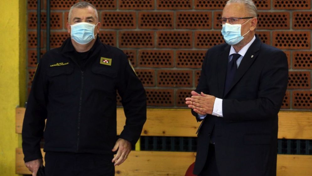 Maske od danas i u kafićima, restoranima, crkvama… Ali i na otvorenom!