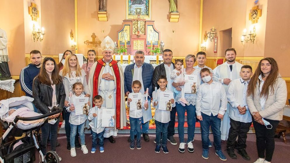 Ovo se rijetko viđa, sisački biskup krstio peto, šesto, sedmo i osmo dijete obitelji!