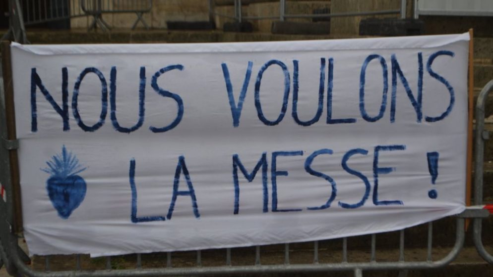 (VIDEO) Francuzi ustali protiv zabrane javnih misa