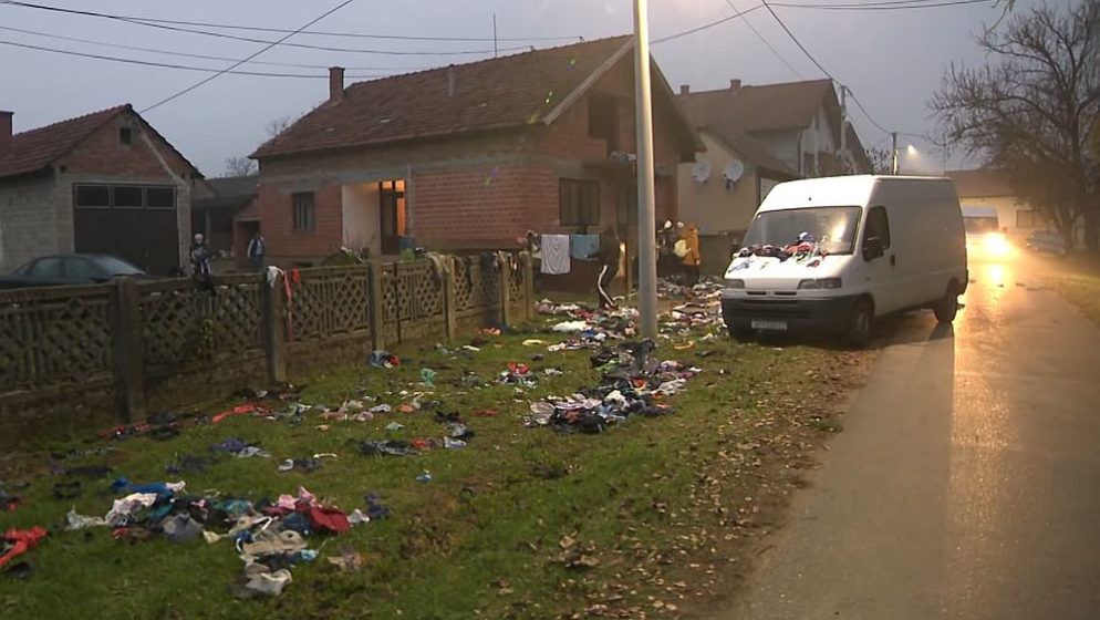 (FOTO) Susjedi im pretvorili kuću u smetlište, a oni se vesele!