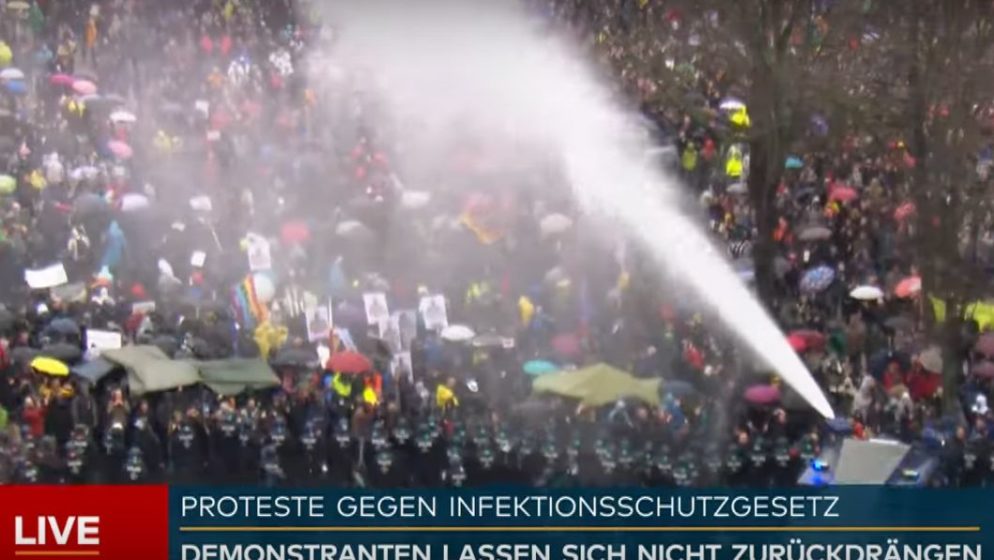 BERLIN PROTIV MJERA Sedam tisuća prosvjednika okupiralo ulice, policija uhitila 365 ljudi!