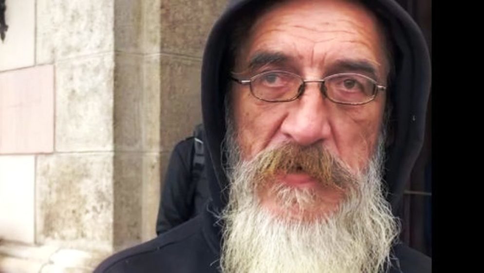 Nakon bankrota, svi su me napustili; stotinu puta me zbog smrada izbacili iz tramvaja, bježali su od mene; danas pomažem beskućnicima