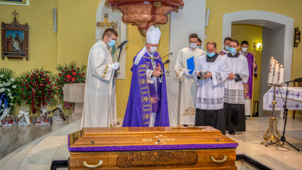 U Gospiću na posljednji počinak ispraćen Mile Bogović, gospićko-senjski biskup u miru