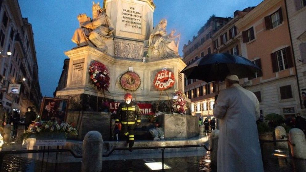 (FOTO) Papa na kiši, sam, u zoru pred kipom Bezgrešne