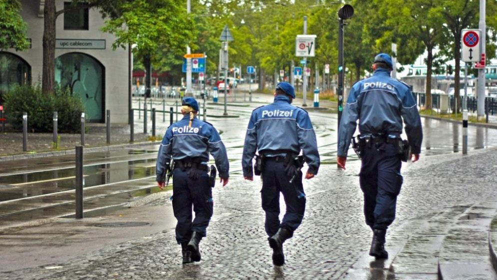 Dojavili susjedi: Njemačka policija razbila party u sobi hotela, pa karaoke