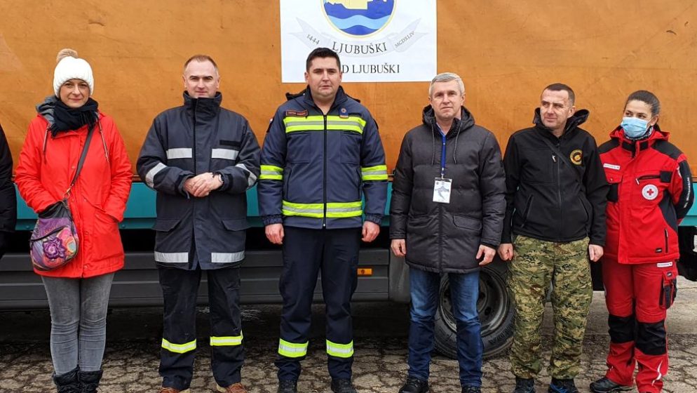 HERCEGOVCI VELIKOG SRCA iz Ljubuškog u Petrinju dovezli 77 tona humanitarne pomoći