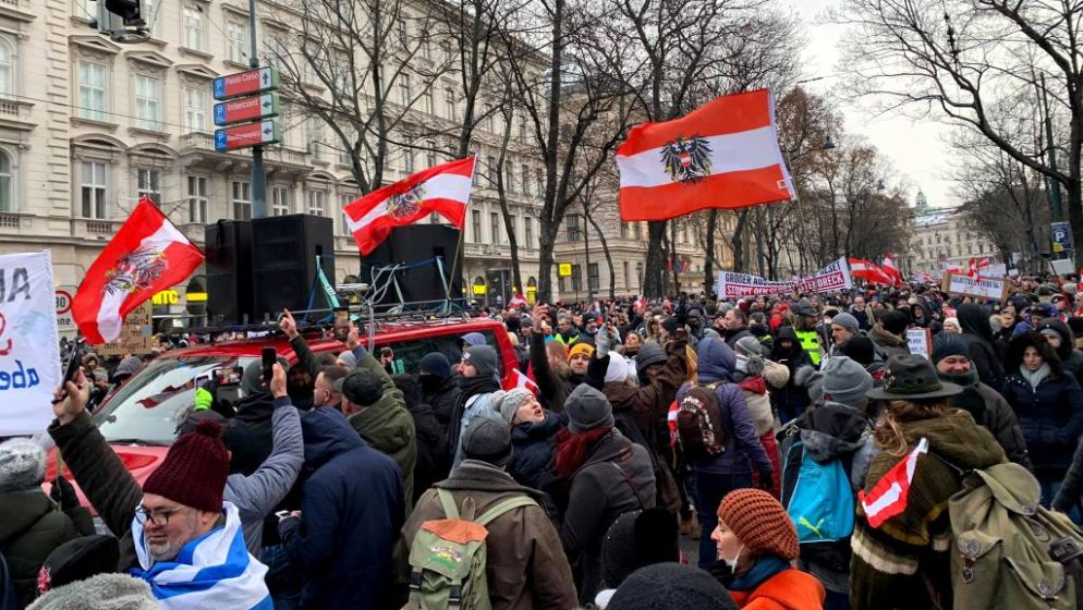 Održan veliki prosvjed protivnika epidemioloških mjera u Beču; tražili ostavku vlade
