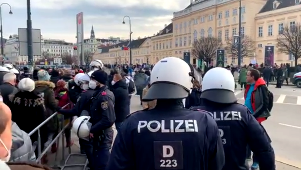 UNATOČ ZABRANI Oko 5000 ljudi, među kojima i brojni neonacisti, IZAŠLI na prosvjede u Beču