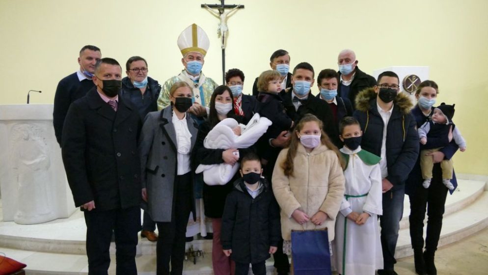 Nadbiskup Barišić krstio peto dijete u obitelji Ercegović