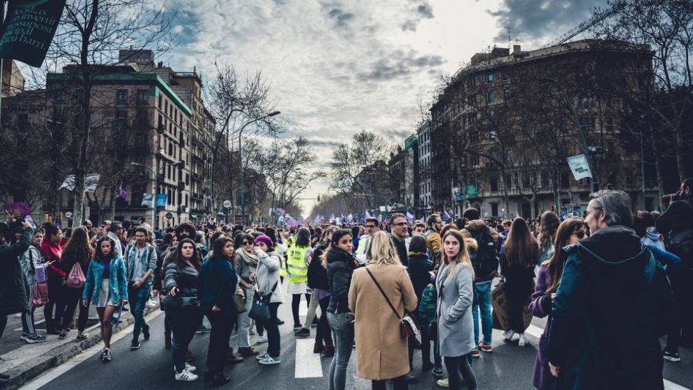 AUSTRIJA NA NOGAMA (VIDEO) Više tisuća ljudi diljem zemlje prosvjeduje protiv mjera ograničenja