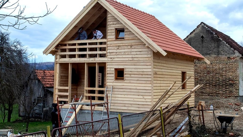 ‘POLJOPRIVREDNICI POMAŽU POLJOPRIVREDNICIMA’ IZ SALZBURGA grade drvene kuće za stradale u potresu na Banovini