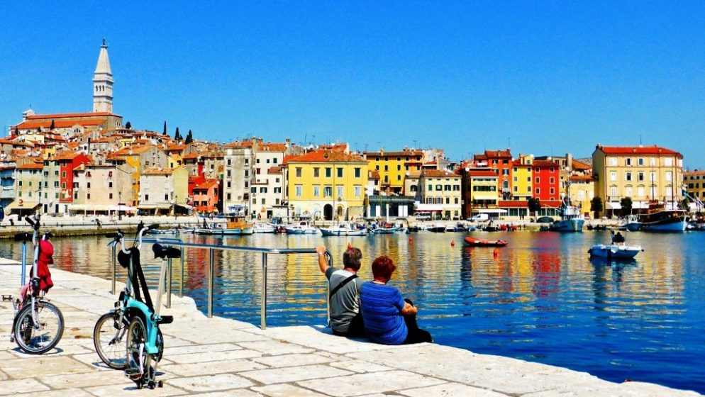 Uvođenje digitalnih zelenih potvrda ključno za spas turizma, ocjenjuju eurozastupnici