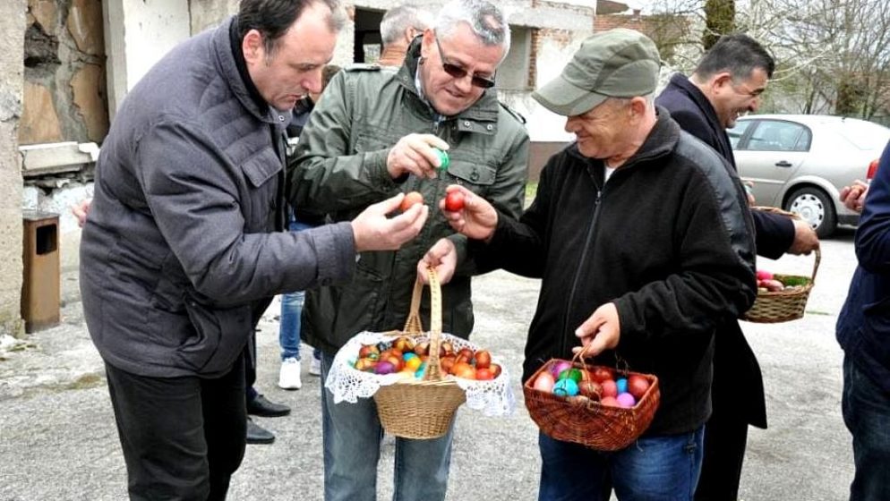USKRŠNJI OBIČAJI HRVATA U BOSNI I HERCEGOVINI - U crkvama se posvećuju svježi sir, pogača, suha kobasica, mladi luk i kuhana jaja bez ljuske