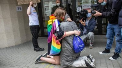 Zbog ovog što je baka učinila djevojka s LGBT zastavom kleknula je, zagrlila baku i prekrižila se