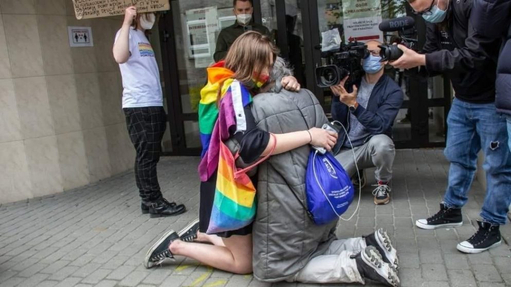 (VIDEO) Zbog ovog što je baka učinila djevojka s LGBT zastavom kleknula je, zagrlila baku i prekrižila se