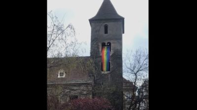Mladi katolici odgovorili na LGBT zastavu na crkvi u Beču