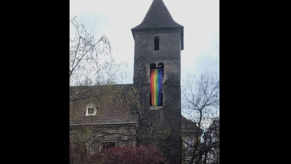 (VIDEO) Na bečkoj crkvi izvjesili LGBT zastavu, a mladi katolici im ovako odgovorili
