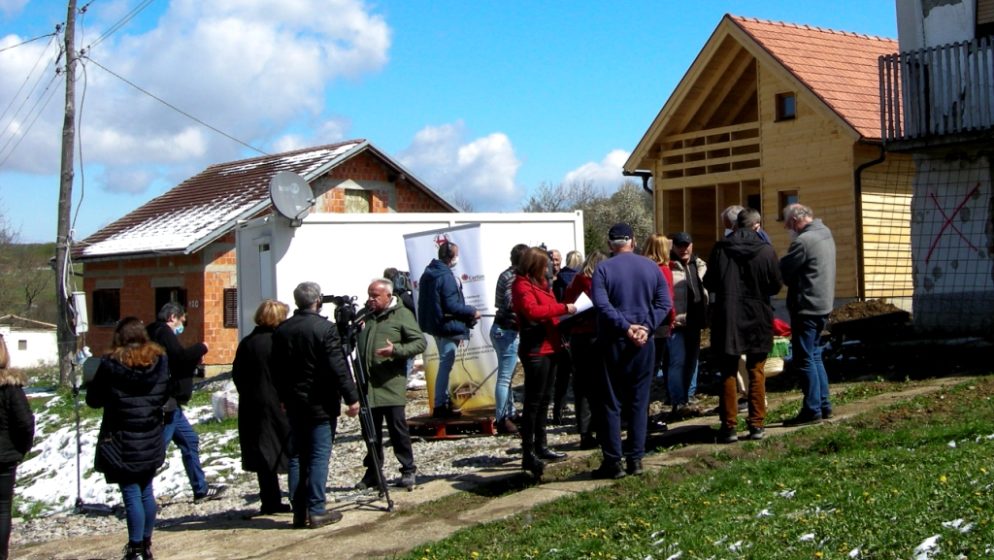 Austrijska udruga ‘Bauern helfen Bauern’ iz Salzburga, gradnjom kuća pomaže potresom pogođenim obiteljima