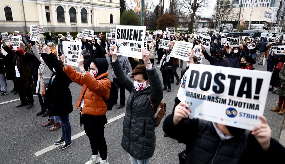 U Sarajevu ponovo prosvjedi protiv vlasti zbog pandemije, 1300 novozaraženih