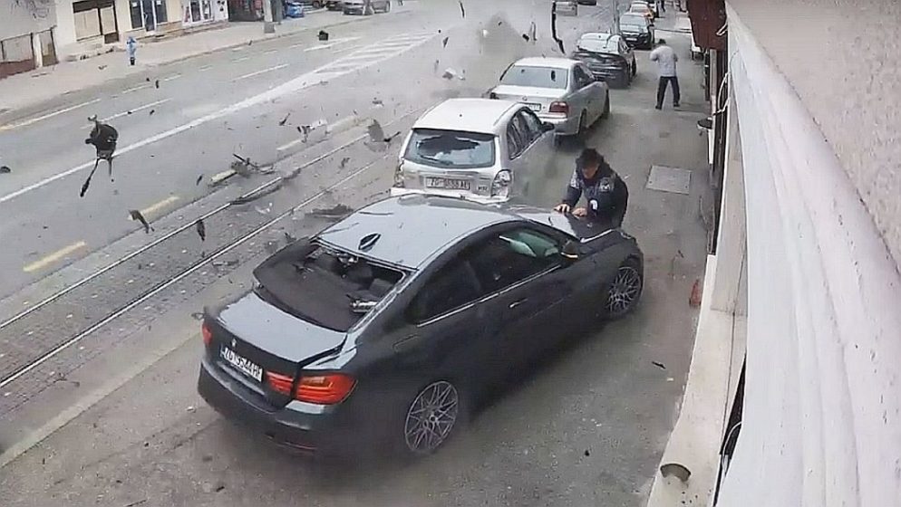 (VIDEO) Jurio Dubravom, udario u parkirana vozila i završio na krovu