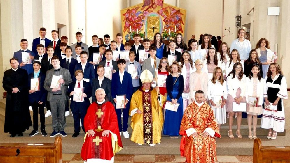 Kardinal Vinko Puljić krizmao u Hrvatskoj katoličkoj župi bl. Alojzija Stepinca u Salzburgu 47 mladih