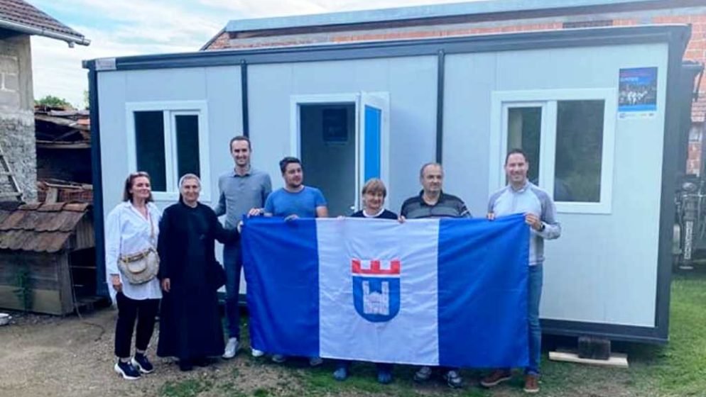 Zavičajna zajednica Široki Brijeg donirala kontejner i obnavlja kuću obitelji Matijević kod Petrinje