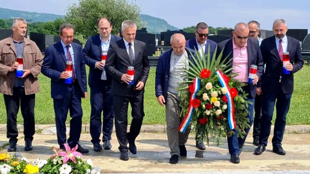 Državni tajnik Zvonko Milas odao počast ubijenoj djeci Viteza i travničkim Hrvatima